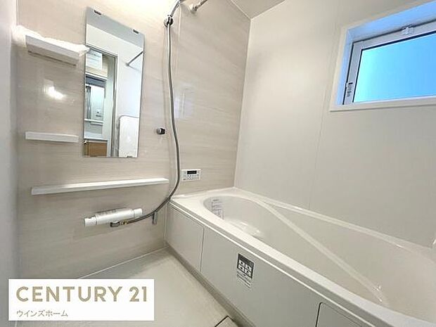 窓があり明るいお風呂スペース!心と身体をリフレッシュさせる癒しの空間でもあるバスルーム!