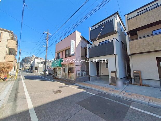 前面道路は西側6m道路で駐車もしやすいです。静かで落ち着いた住宅街です!