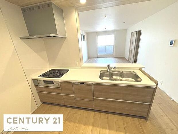 リビングを見渡せる対面式キッチン。カウンター付きで配膳もスムーズ。アクセントクロスの天井が空間に表情を与え、家族との会話を楽しみながら料理ができます。