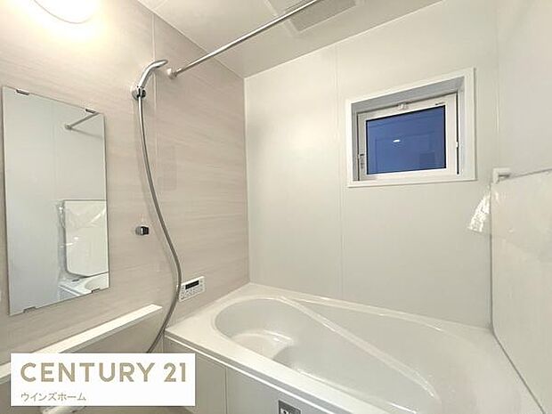 窓があり明るいお風呂スペース!心と身体をリフレッシュさせる癒しの空間でもあるバスルーム!