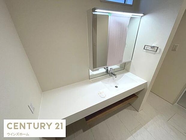 ワイドカウンターの洗面化粧台。収納豊富で身支度も快適、清潔感ある空間が毎日の暮らしを支えます。