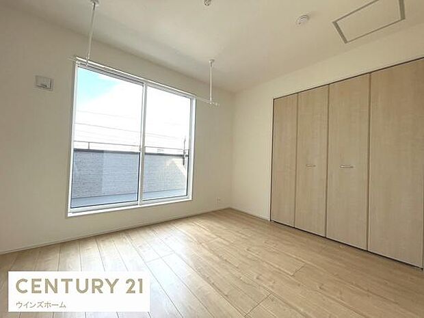 バルコニーに面した洋室は6帖。クローゼット付き!お部屋すっきり快適な空間でくつろげます!