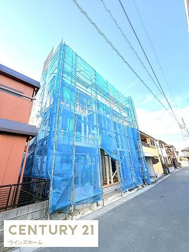 前面道路は西側4m、東側4mの両面道路。風通し良好。車通りの少ない閑静な住宅地。