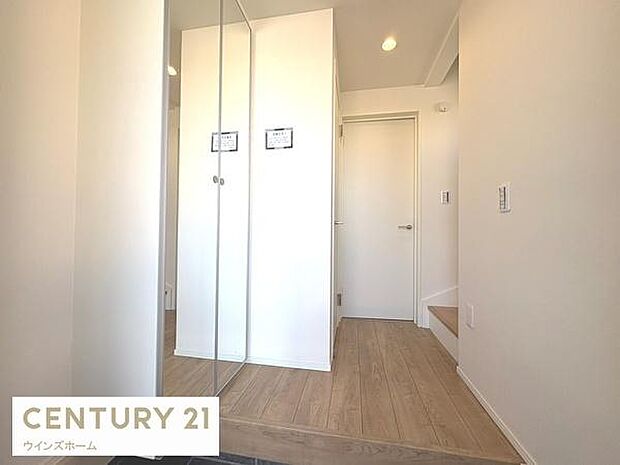 落ち着いた空間を演出しご家族や来客者を気持ちよく出迎える玄関!大容量の収納をご用意!全身ミラーはお部屋の奥行をより感じさせます。