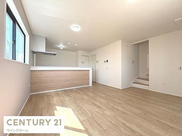 約15.1帖のLDKは家族全員がゆったりとくつろげる空間です。大きな窓からは採光たっぷり、解放感ある明るいリビングです!