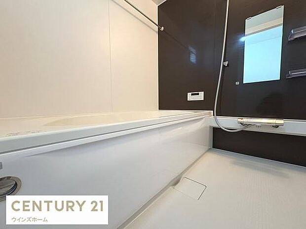 ゆったりとした広さのお風呂スペース!心と身体をリフレッシュさせる癒しの空間でもあるバスルーム!浴室乾燥機付きです!