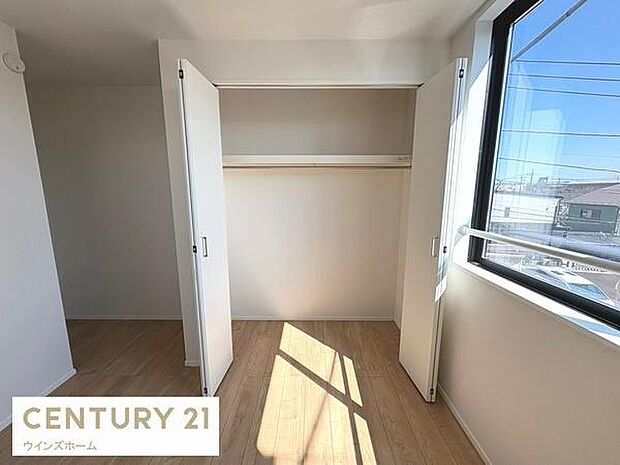クローゼットが全室設置されており、お部屋がスッキリ片付きます。