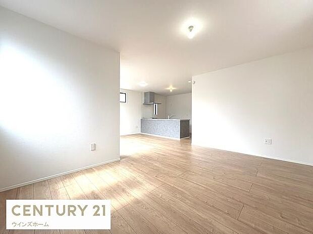 約20帖のLDKはゆったりとくつろげる空間です。リビングとダイニングを自由に使い分けられるため、様々なライフスタイルに対応します!