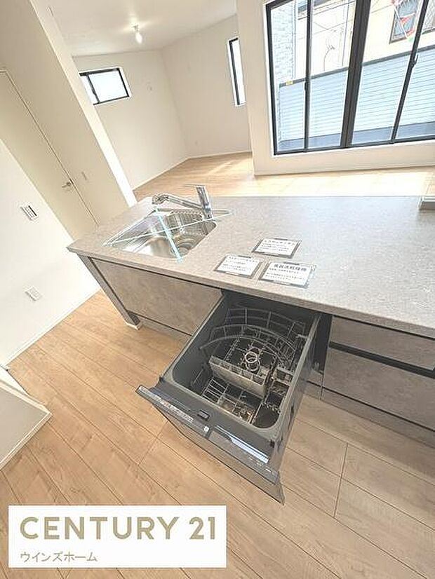 ビルトイン食洗機付きのシステムキッチンで家事の負担を軽減します。