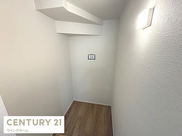 大型ウォークインクローゼット完備。衣類や季節物もすっきり収納でき、住空間を広く使えます。