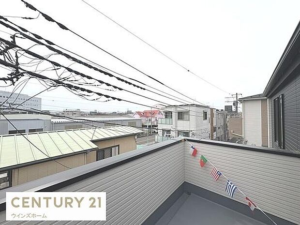 日当たりの良い南向きのバルコニーが設置されています!洗濯物もタップリ乾かせます!