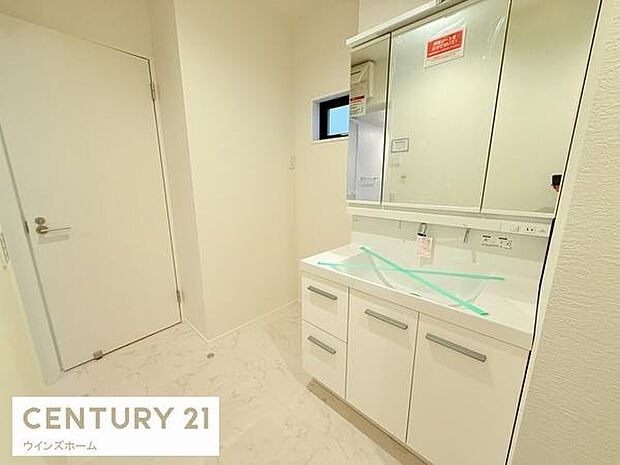 ワイドカウンターの洗面化粧台。収納豊富で身支度も快適、清潔感ある空間が毎日の暮らしを支えます。