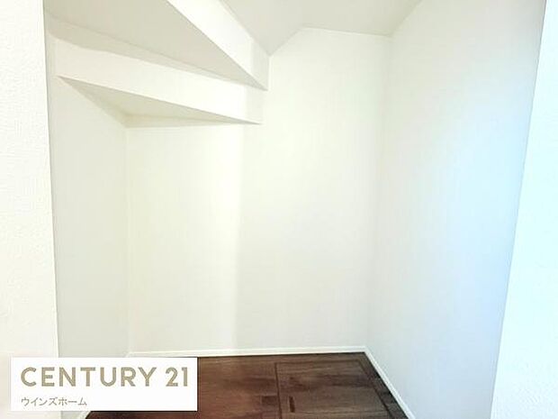 ウォークインクローゼットが設置されています!季節ものもたっぷり収納でき、お部屋がスッキリ片付きます!