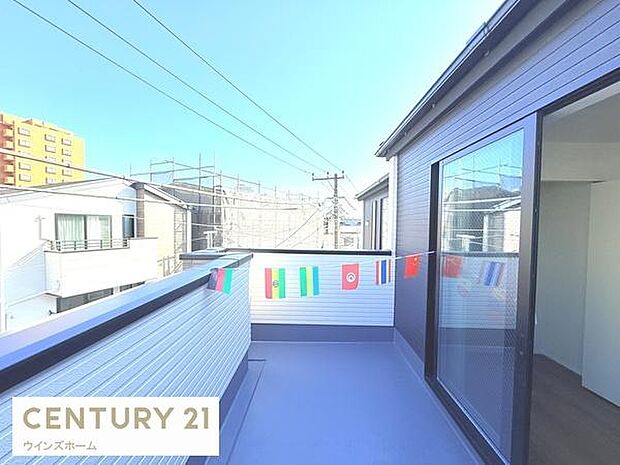 洗濯物や布団もゆったり干せる広さのワイドバルコニー。椅子やテーブルを置いて寛ぎのスペースにもなる広々空間!