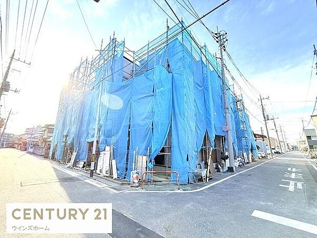 前面道路はゆとりのある約5m×5m幅。見通しも良く、車庫入れやお車の出し入れも落ち着いて行える住環境です。