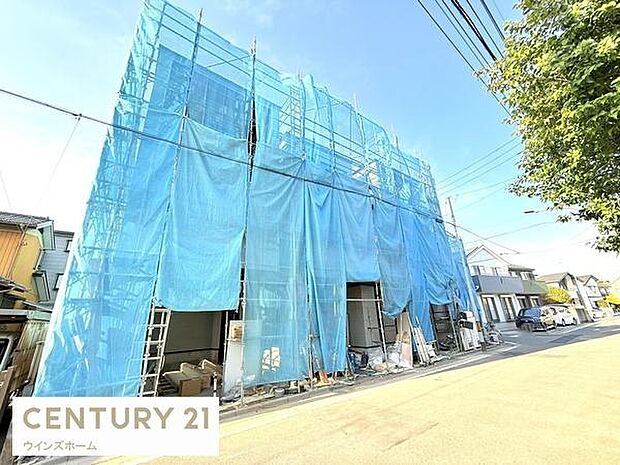 前面道路はゆとりのある約5m幅。見通しも良く、車庫入れやお車の出し入れも落ち着いて行える住環境です。