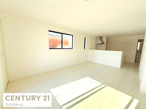 自然光に包まれる心地よい空間で、日々の暮らしがより豊かになります。バルコニーに面し陽当たり&風通し良好です。