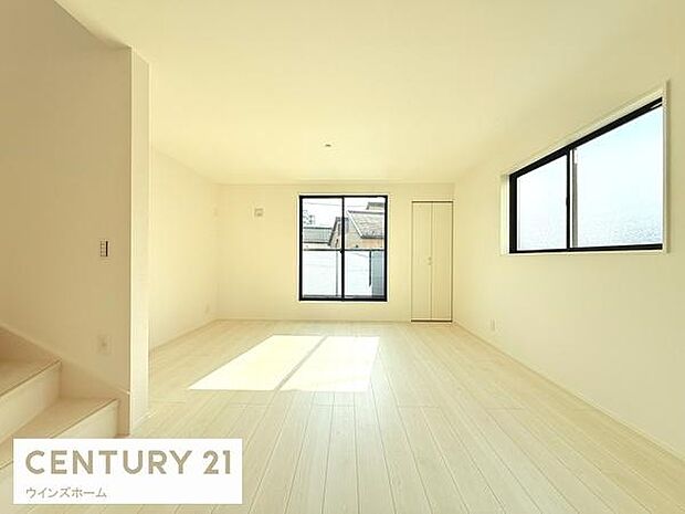 約17.4帖のLDKは家族全員がゆったりとくつろげる空間です。バルコニーを望む大きな窓からは採光たっぷり、解放感ある明るいリビングです!