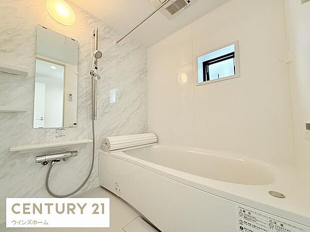 ゆったりとした広さのお風呂スペース!心と身体をリフレッシュさせる癒しの空間でもあるバスルーム!浴室乾燥暖房機付きです!