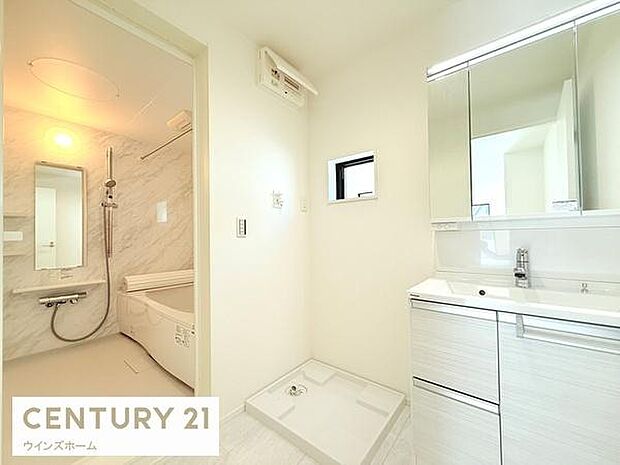 洗面室はゆとりある広さで毎朝の準備も快適です。洗面台収納には、お洗濯用品やスキンケア用品などしっかり収納できるようスペースも充実しています!窓があり換気も十分に行えます!