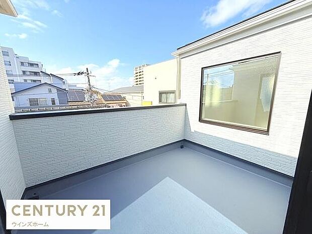 2部屋から出入り可能なワイドバルコニー!陽当たりもよく洗濯物もたくさん干せます!