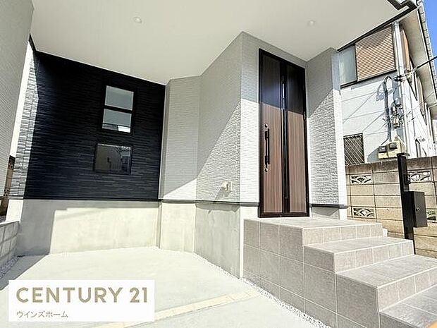 ビルトイン車庫付き住居！乗用車を駐車しても自転車が収まるほどの幅がございますので、ゆったりとご利用可能です!車庫から室内に直接アクセスできるので、荷物の多い時や雨の日も大変便利です！