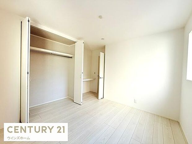 6.6帖サービスルームは広々とした空間!クローゼット付き!カウンターが設置されており、ワークスペースとしてもご利用いただけます。