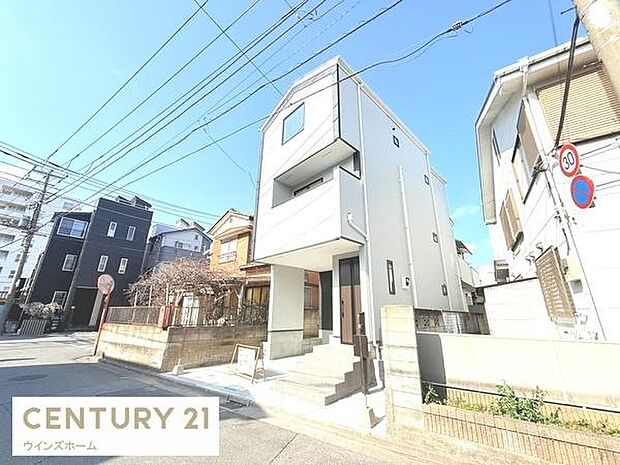 前面道路はゆとりのある約6m幅。見通しも良く、車庫入れやお車の出し入れも落ち着いて行える住環境です。