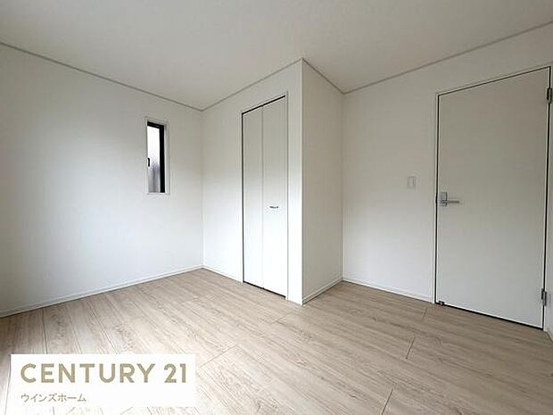 バルコニーに面した約6帖洋室。2面採光で風通し良好。クローゼット付きのお部屋はお子様の勉強や寝室など使い方自由自在!