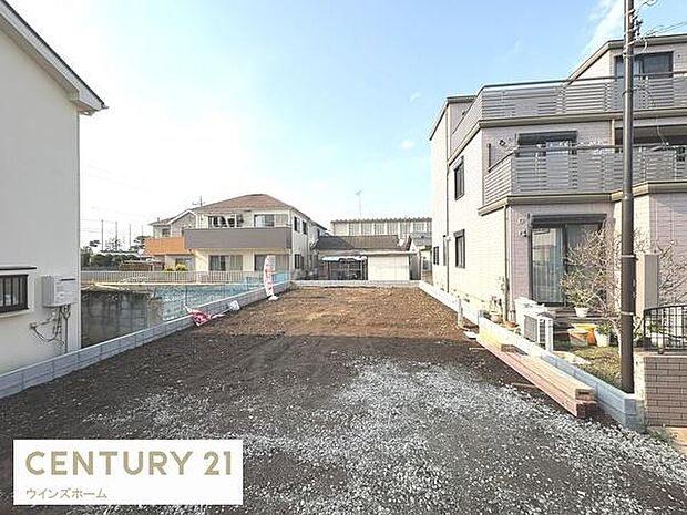 駐車スペース2台あり、広々しています!お気軽にお問い合わせください。