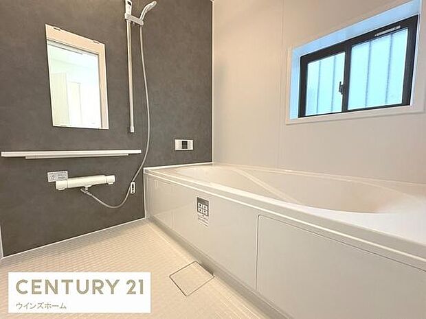 ゆったりとした広さのお風呂スペース!心と身体をリフレッシュさせる癒しの空間でもあるバスルーム!浴室乾燥暖房機付きです!