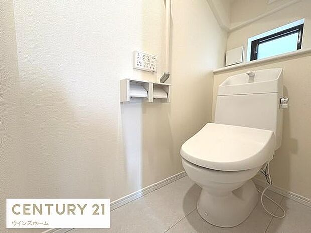 トイレは1・2階に設置されており、温水洗浄便座付きの清潔なトイレ。窓付きで換気ができます。