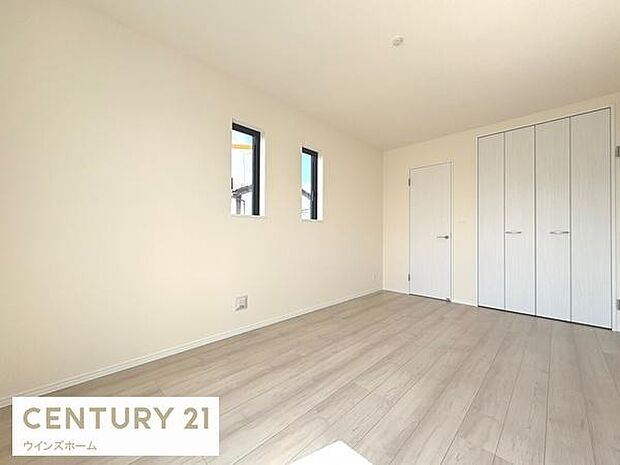 2面採光の7.5帖洋室。ベッドを置いてもゆとりがあり主寝室にぴったりです!クローゼット+WIC付きでご夫婦や兄弟で分けてもお使いいただけます。