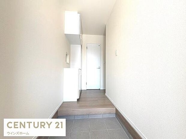 白を基調とした明るい玄関は、豊富な収納でスッキリと片付き、清潔感のある印象に。毎日の出入りが快適になる機能的な空間です。