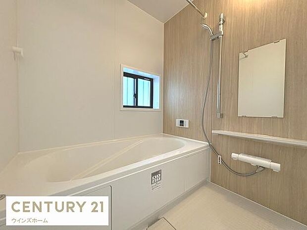 ゆったりとした広さのお風呂スペース!心と身体をリフレッシュさせる癒しの空間でもあるバスルーム!浴室乾燥暖房機付きです!