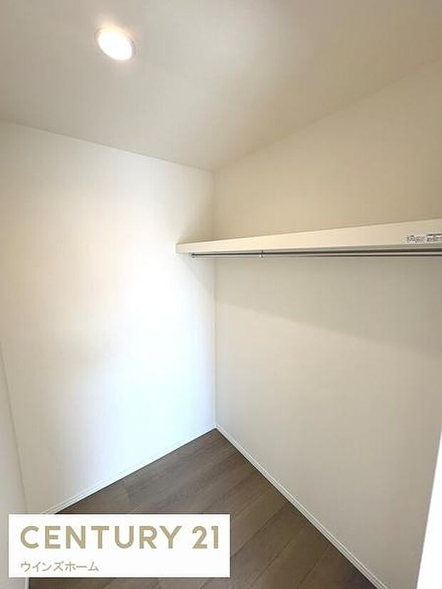 大容量のウォークインクローゼット。棚とハンガーパイプがバランスよく配置され、用途ごとに整理しやすい設計です。