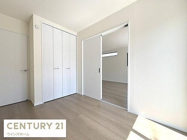 リビング横の洋室は扉を閉めれば寝室としても利用でき、開ければリビングと一体的なゆとりのある広々空間となります!