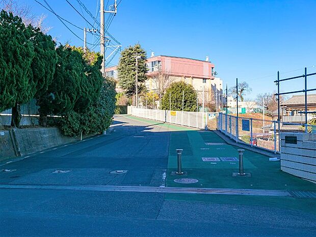 川口市立根岸小学校まで870m