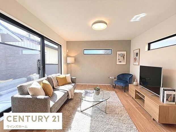 約23帖のLDKは家族全員がゆったりとくつろげる空間です。バルコニーを望む大きな窓からは採光たっぷり、解放感ある明るいリビングです！＊家具や小物などAI加工済です