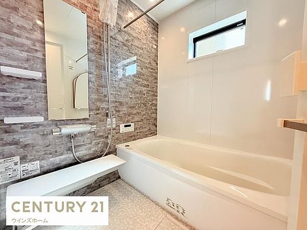 ゆったりとした広さのお風呂スペース!心と身体をリフレッシュさせる癒しの空間でもあるバスルーム！浴室換気乾燥機付きです！