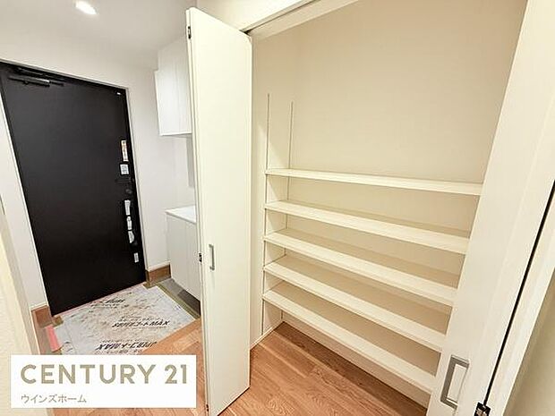 玄関ホールには大容量の収納庫を設置しております。日用品などもたっぷり収納できます。