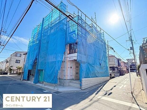 前面道路北東側4ｍ。車通りの少ない閑静な住宅地。＊AI加工で人物等を削除しております。