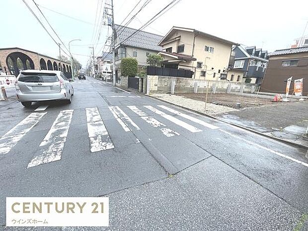 前面道路はゆとりのある約7.7ｍ幅×4ｍ。見通しも良く、車庫入れやお車の出し入れも落ち着いて行える住環境です。