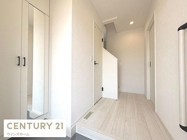 落ち着いた空間を演出しご家族や来客者を気持ちよく出迎える玄関！大容量の収納をご用意！全身ミラーはお部屋の奥行をより感じさせます。