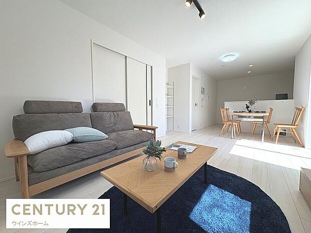 自然光あふれる明るいリビング。16.2帖の広々空間はのびのびとした家族時間を演出。家族の会話が自然と生まれる、あたたかみのあるLDKです！