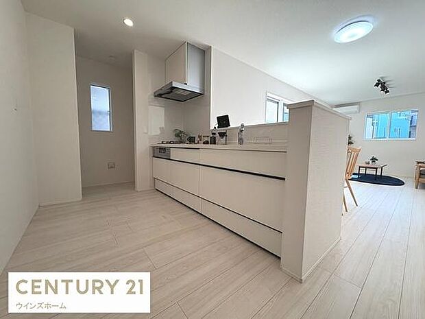 開放感のある対面カウンターキッチンを採用。リビング・ダイニングとの一体感があり、子どもを見守り、ご家族とのつながりを感じながらお料理を楽しめます。