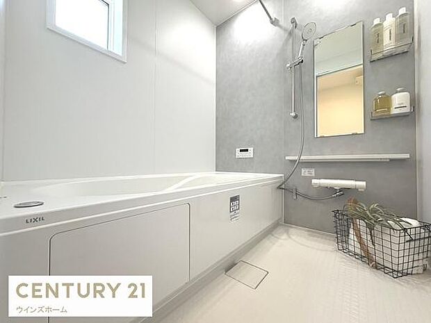 ゆったりとした広さのお風呂スペース!心と身体をリフレッシュさせる癒しの空間でもあるバスルーム！浴室乾燥機付きです！