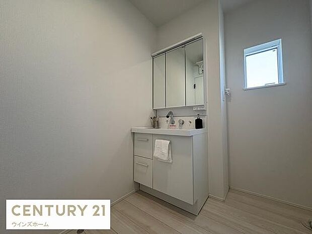 洗面室はゆとりある広さで毎朝の準備も快適です。洗面台収納には、お洗濯用品やスキンケア用品などしっかり収納できるようスペースも充実しています！窓があり換気も十分に行えます！