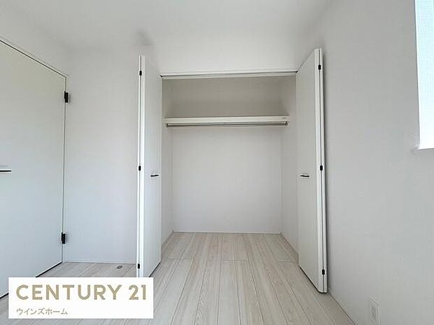 クローゼットが全室設置されています！荷物を置く場所が確保されるのでお部屋の整理整頓もしやすくなり、快適な空間をつくりあげます！