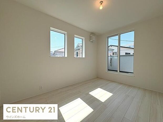 バルコニーに面した6帖洋室。日当たり良好な開放的な雰囲気で、収納付きのお部屋はお子様の勉強や趣味のスペースとして活躍間違いなし！